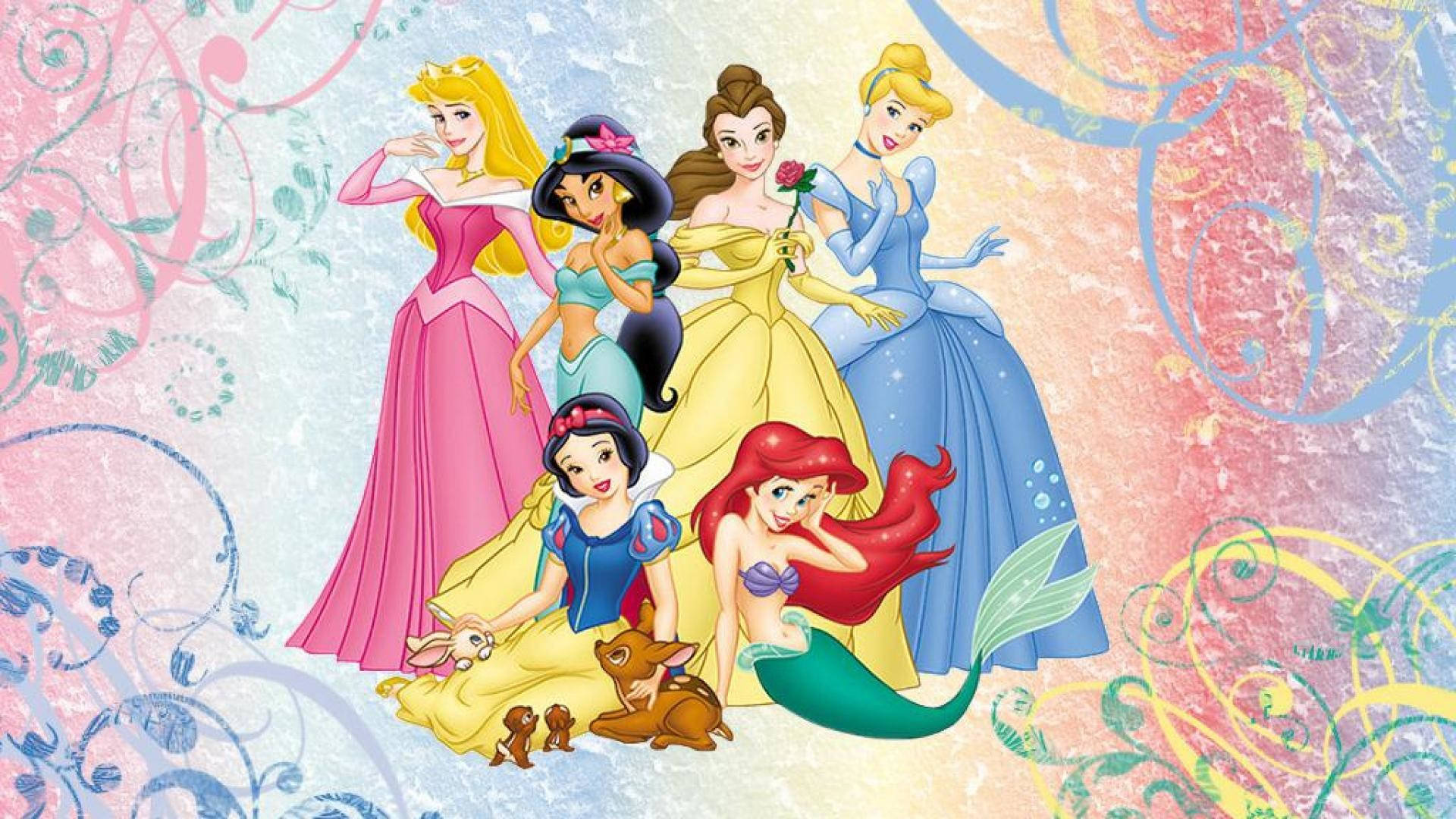 Princess 桌布 壁紙 — 七位迪士尼公主身穿彩色禮服，與動物們一起在旋轉的粉彩背景前擺姿勢。