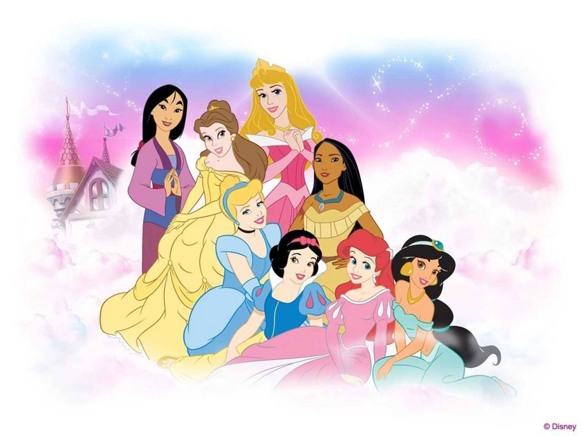 Princess 桌布 壁紙 — 七位迪士尼公主身穿色彩繽紛的禮服，在粉彩天空下一起坐在雲端上，背景有城堡。