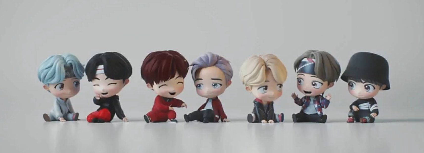 BTS 筆電 桌布 壁紙 — 七個K-pop偶像的Q版公仔排成一排，坐在純白色表面上，背景是中性灰色。