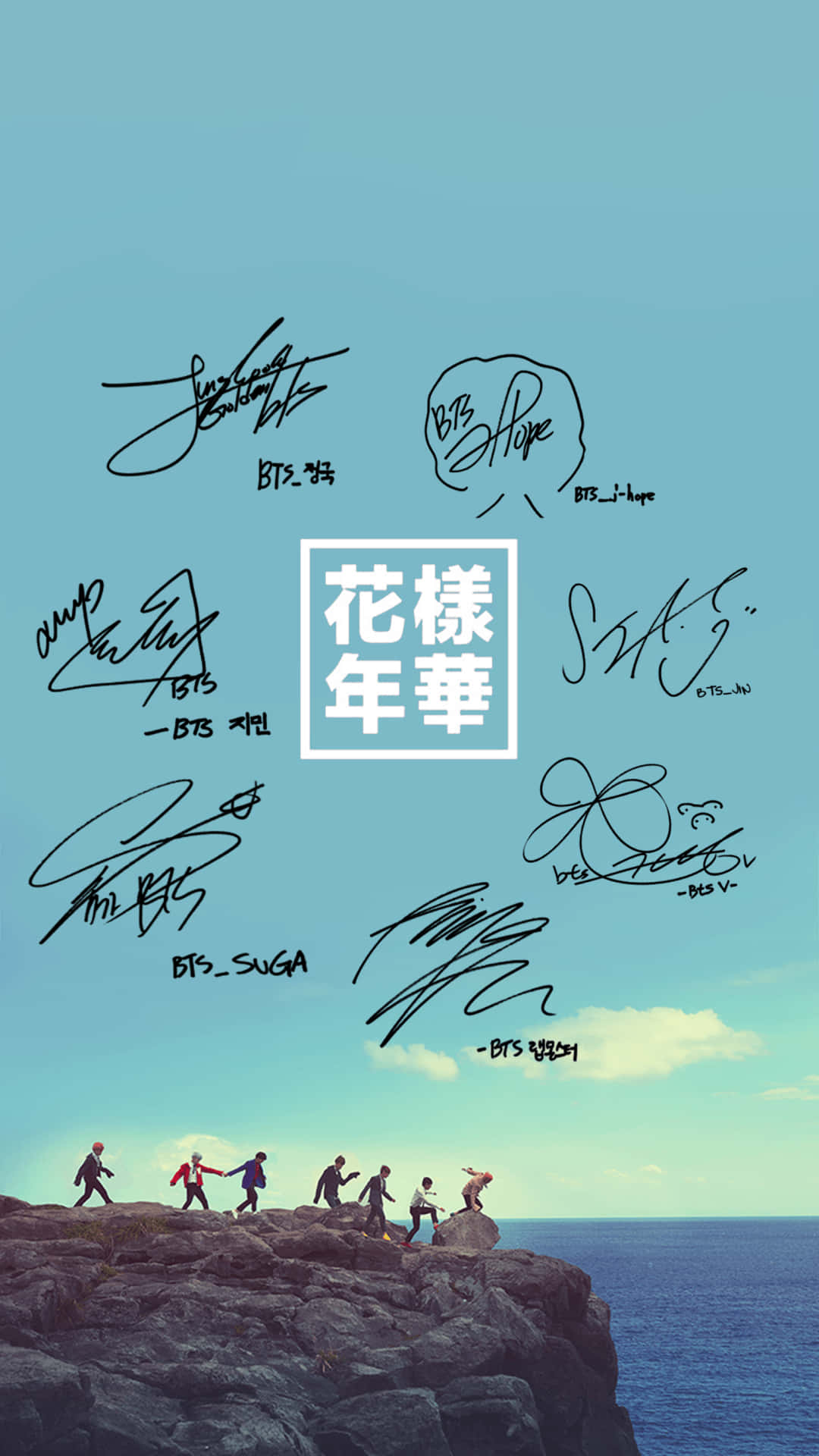 BTS 桌布 壁紙 — 七個人物沿著岩石懸崖邊緣行走，背景是平靜的大海和柔和的藍天，帶有手寫簽名和韓文文字疊加。