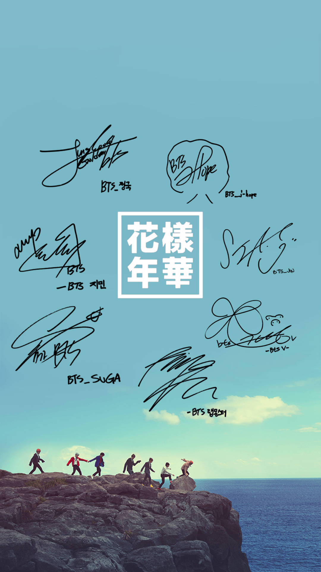 BTS 桌布 壁紙 — 七個人物站在岩石懸崖上俯瞰海洋，天空晴朗，上方漂浮著手寫簽名和韓文文字。