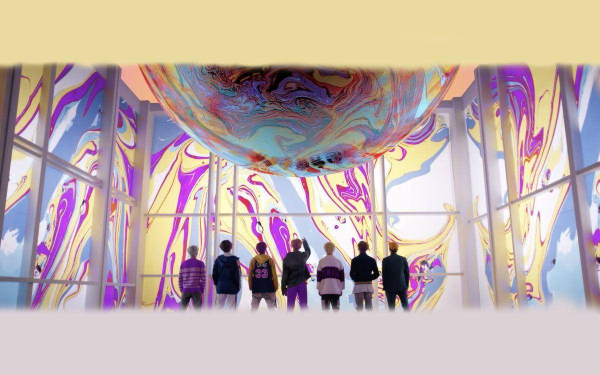 BTS 桌布 桌布 壁紙 — 七個人站在未來主義畫廊中，在充滿活力的抽象牆壁環繞下，敬畏地仰望一個巨大的旋轉彩色球體。