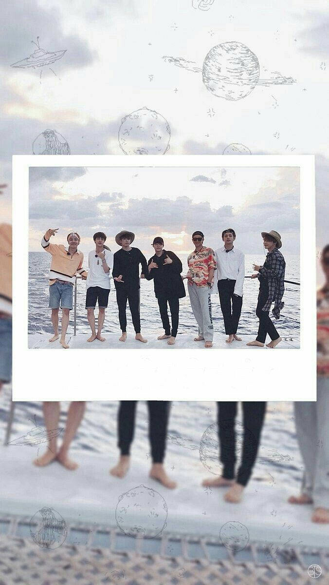 美學 BTS 桌布 壁紙 — 七個人赤腳站在一艘船上，夕陽西下，手繪的行星和不明飛行物體漂浮在多雲的天空中。
