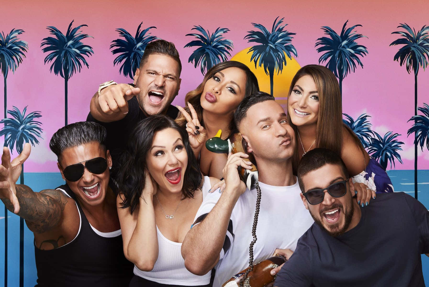 jersey shore 桌布 壁紙 — 七個充滿活力的人在有棕櫚樹和粉紅色日落的風格化熱帶背景下擺出充滿能量的姿勢。