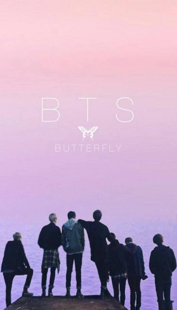 BTS 美學 桌布 壁紙 — 七個剪影人物一起站在碼頭上，凝視著柔和的粉紅色和紫色暮色天空，上面覆蓋著「BTS BUTTERFLY」文字。
