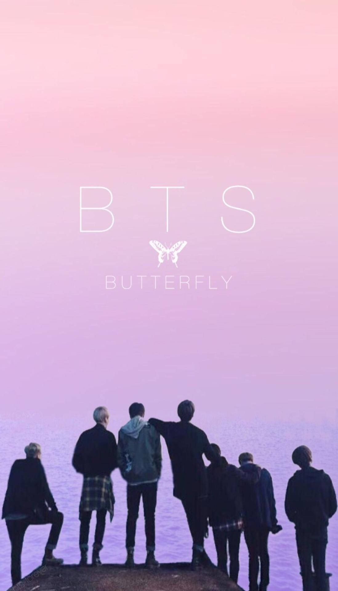 Bts Aesthetic 桌布 壁紙 — 七個剪影人物站在碼頭上，背景是柔和的粉紅色和紫色暮色天空，帶有 'BTS BUTTERFLY' 文字疊加。