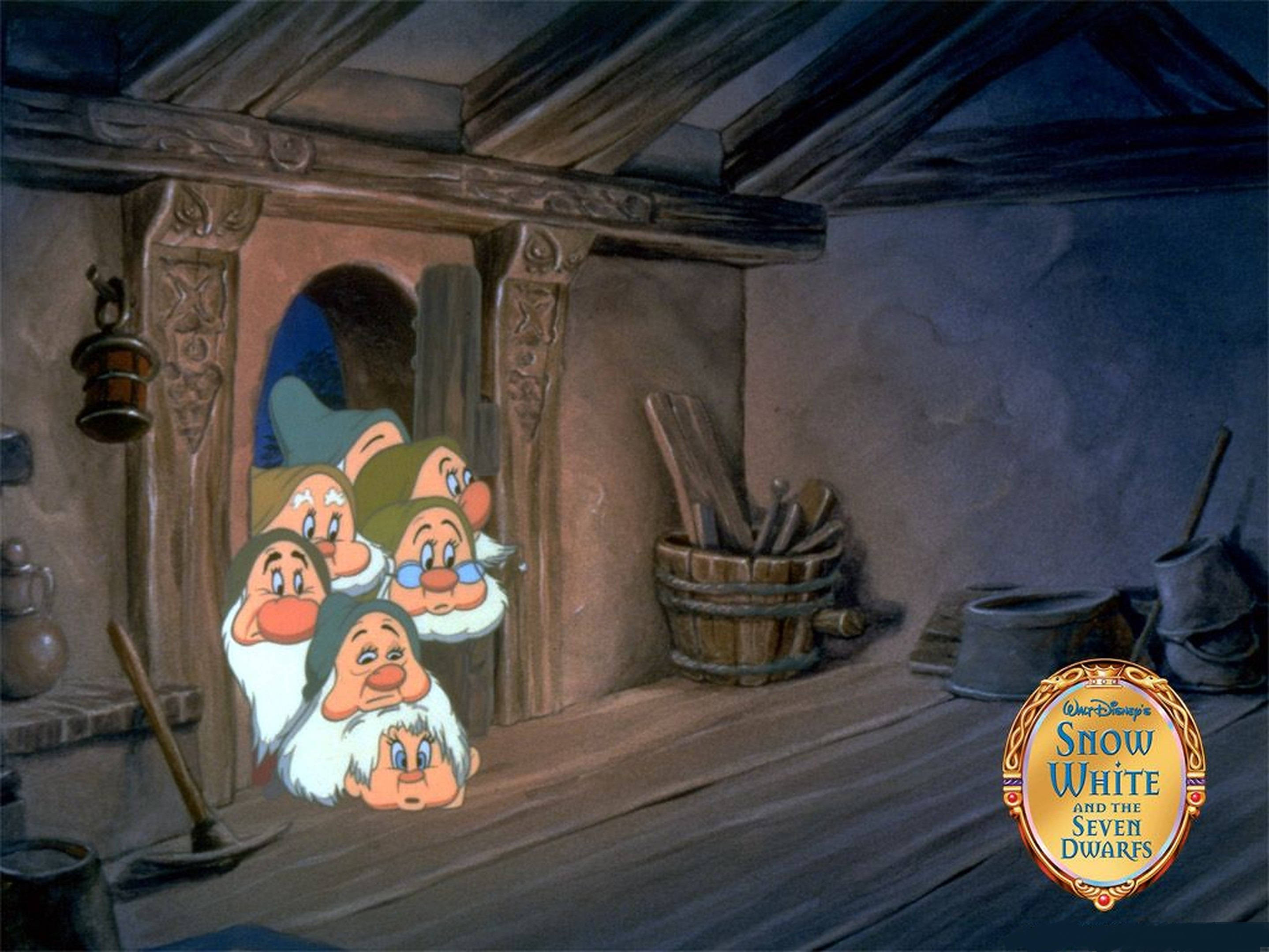 Seven Dwarfs 桌布 壁紙 — 七個動畫小矮人好奇地從一間光線昏暗的小屋的質樸木門中探頭張望。