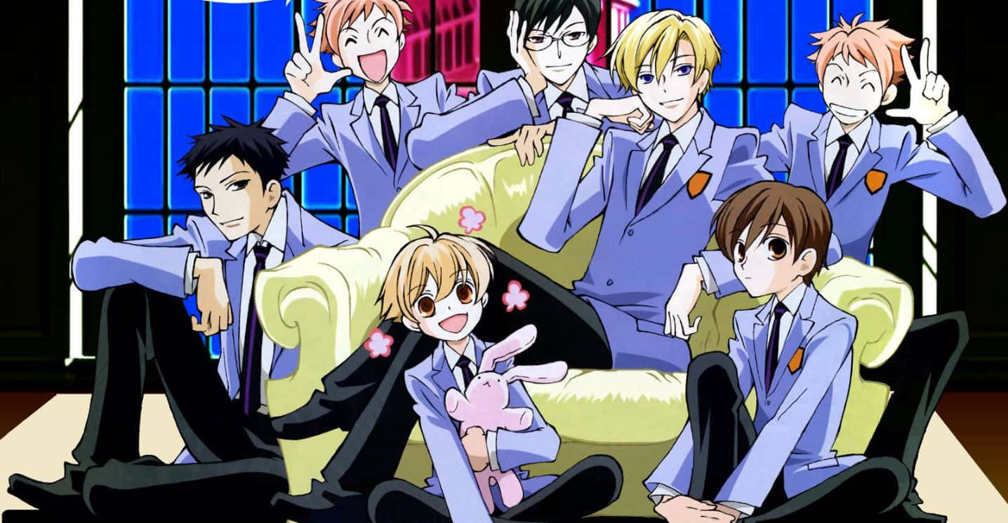 ouran high school host club 桌布 壁紙 — 七個動畫男孩穿著相配的藍色西裝，在黃色沙發上愉快地擺姿勢，周圍有粉紅色的花朵飄浮。