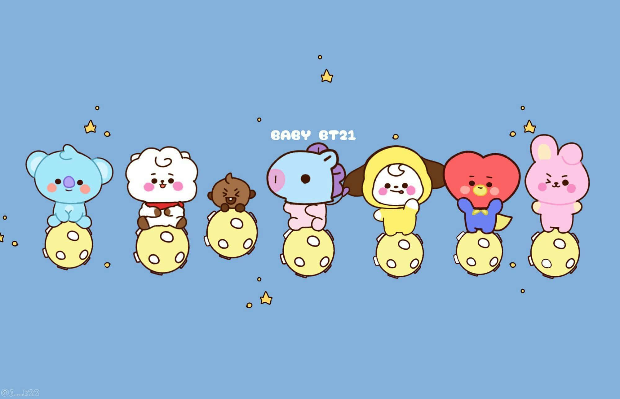 Bt21 4K 桌布 壁紙 — 七個可愛的卡通人物坐在黃色月亮上，背景是淺藍色的天空，散落著星星。