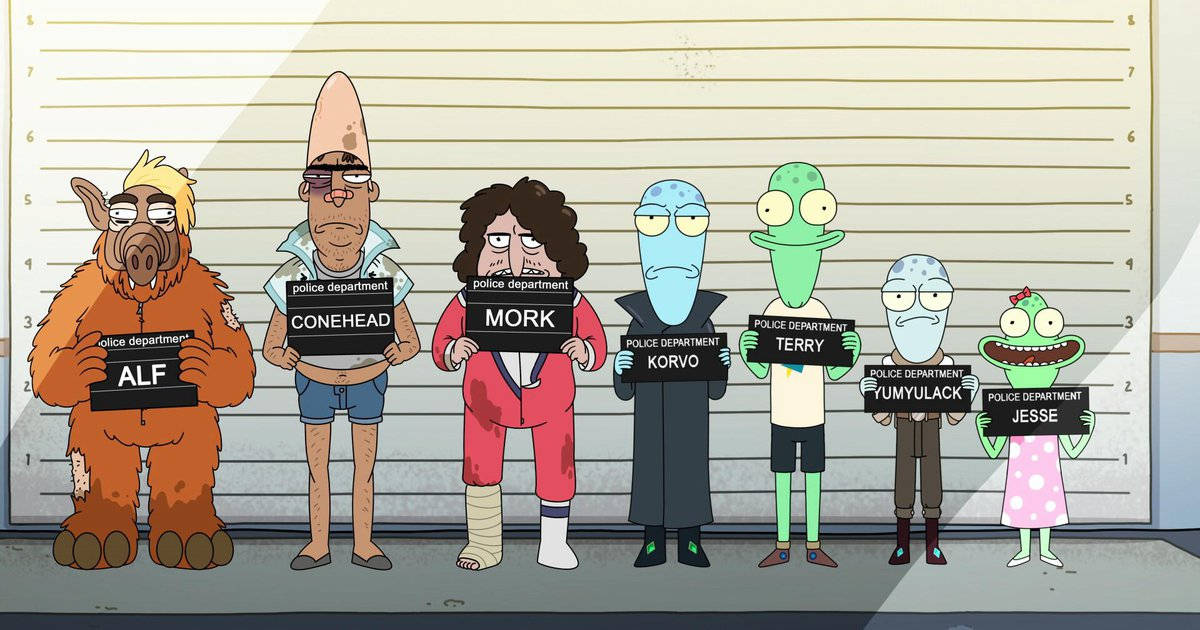 Animated 桌布 壁紙 — 七個外星角色站在警察指認行列中，手持寫有自己名字的牌子，背景是身高圖表。