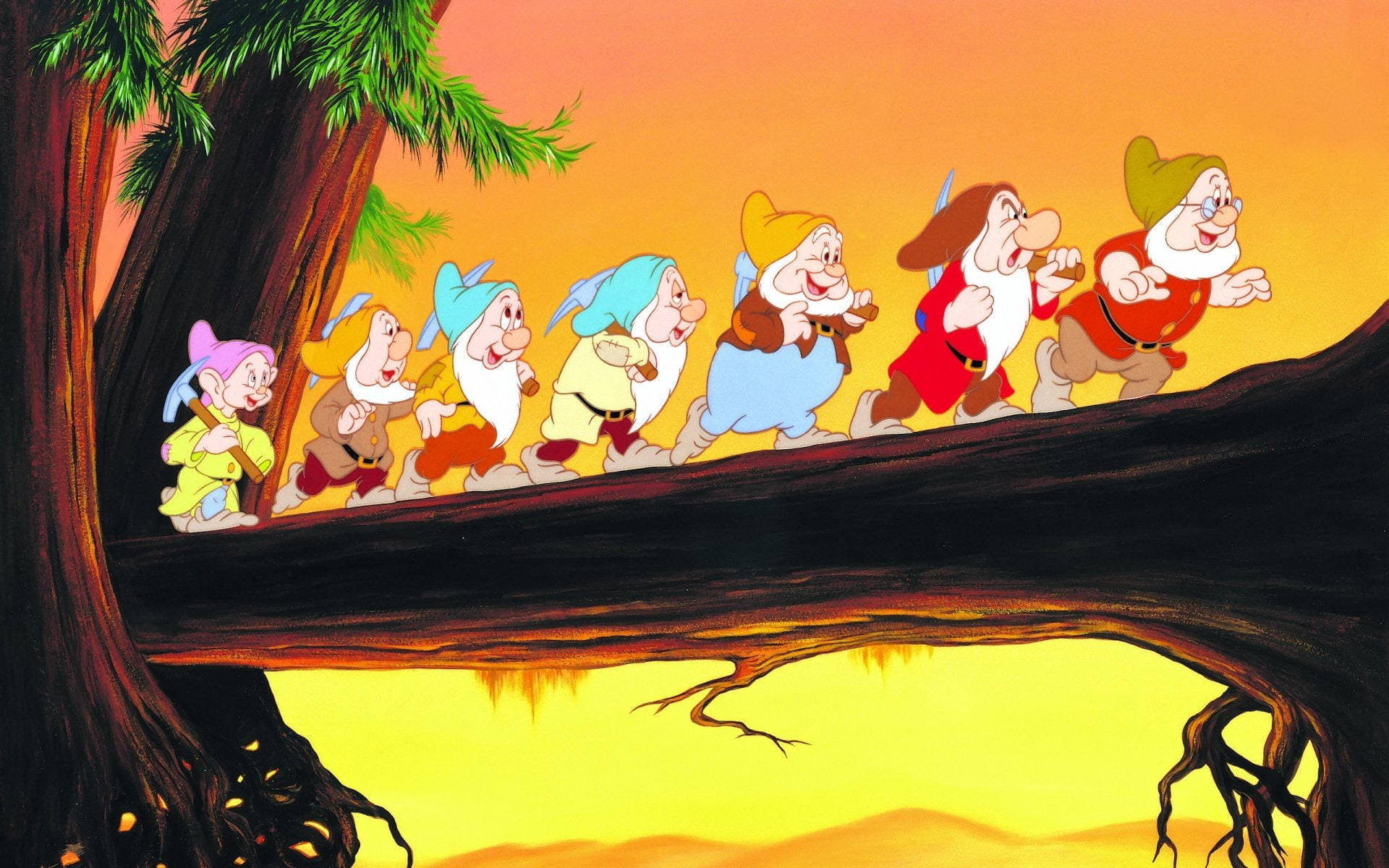 Seven Dwarfs 桌布 壁紙 — 七個小矮人在日落時分，帶著溫暖的橙色和黃色色調，快樂地跑過一根粗樹枝。
