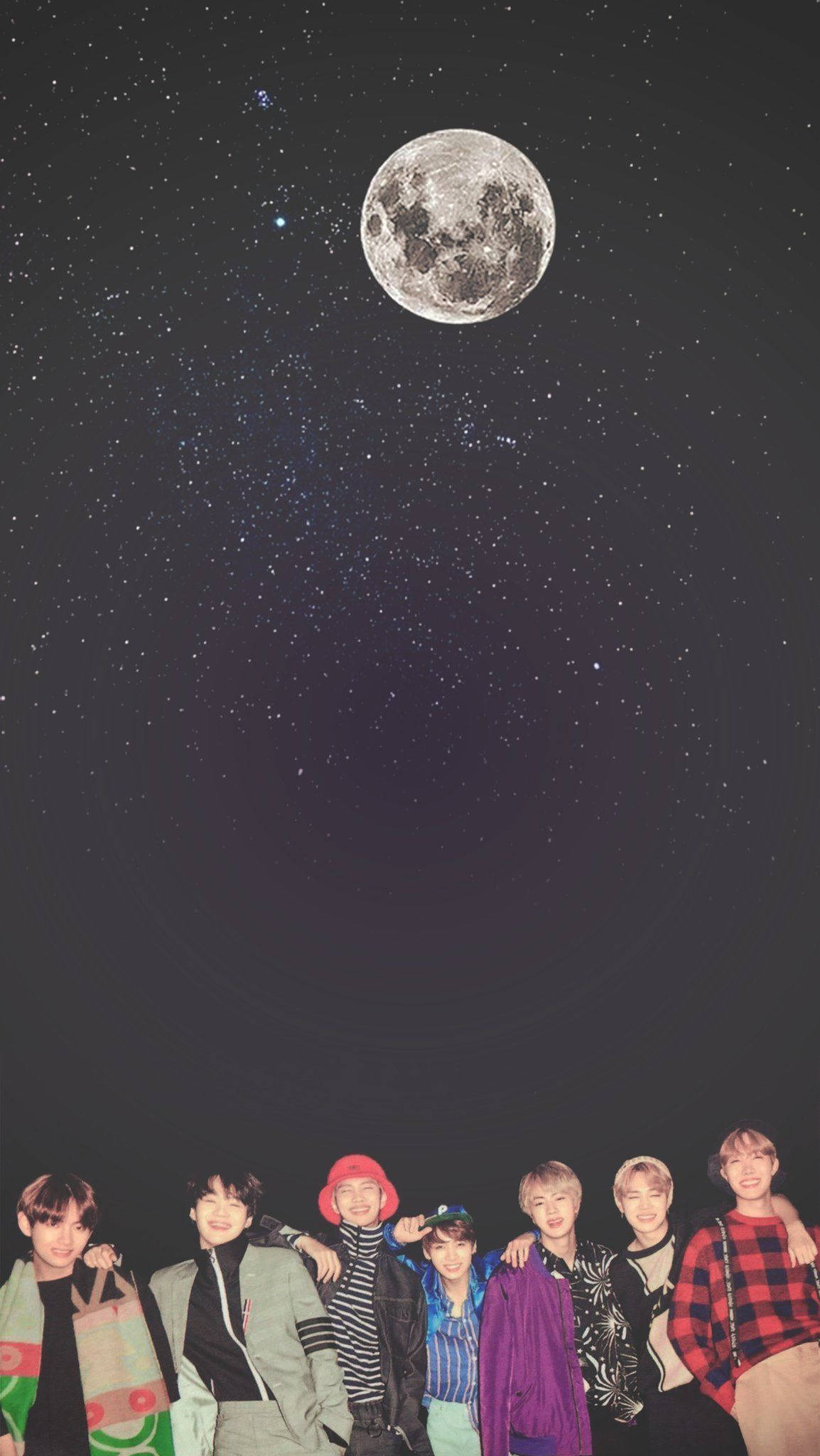 月光 桌布 壁紙 — 七個年輕男子在巨大的月亮和星空下一起擺姿勢。