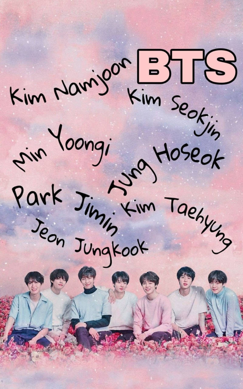 Bts Aesthetic 桌布 壁紙 — 七個年輕男子坐在一片粉紅花田裡，上方是夢幻的粉紅和紫色星空，寫著他們的名字和BTS。
