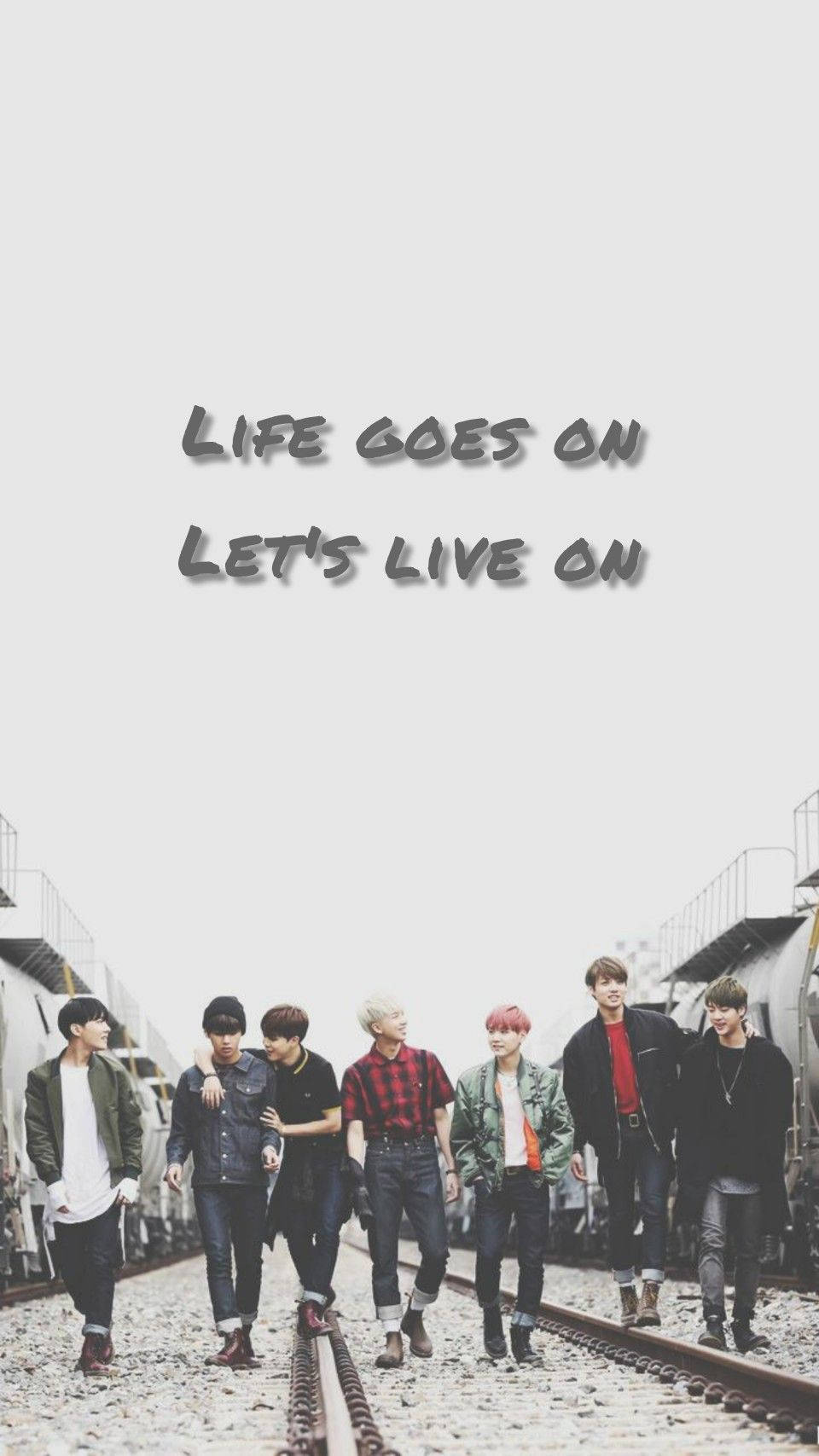 BTS 桌布 壁紙 — 七個年輕男子穿著休閒服裝，在陰天下一同走在火車軌道上，上方有勵志文字。