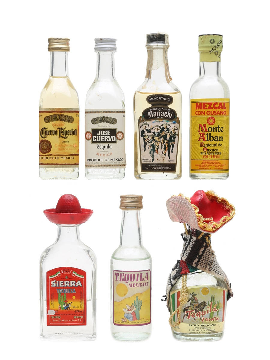 Drink 桌布 壁紙 — 七個復古墨西哥酒瓶，包括龍舌蘭酒和梅斯卡爾酒，部分飾有墨西哥帽，整齊排列在白色背景上。