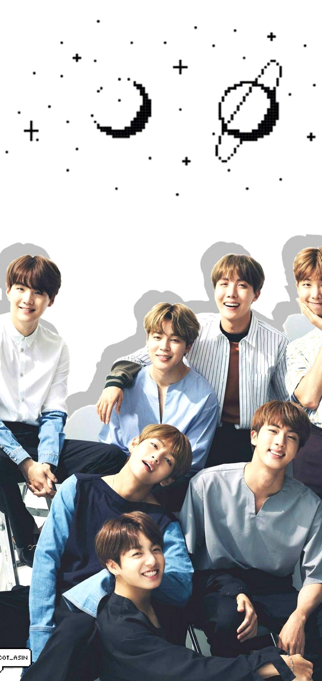 BTS 鎖定螢幕 桌布 壁紙 — 七個微笑的年輕男子穿著休閒襯衫，在白色背景前擺姿勢，上方有像素化的月球行星和星星。