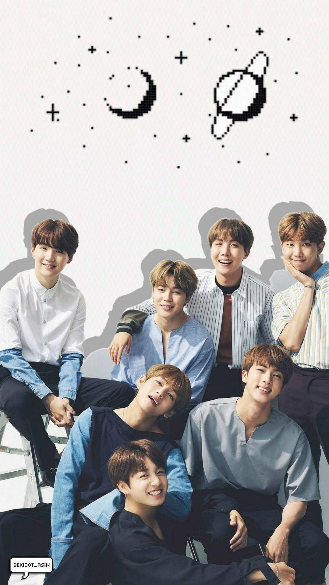 BTS 桌布 壁紙 — 七個微笑的年輕男子穿著休閒襯衫，在帶有像素化月球行星和星星的白色背景前擺姿勢。