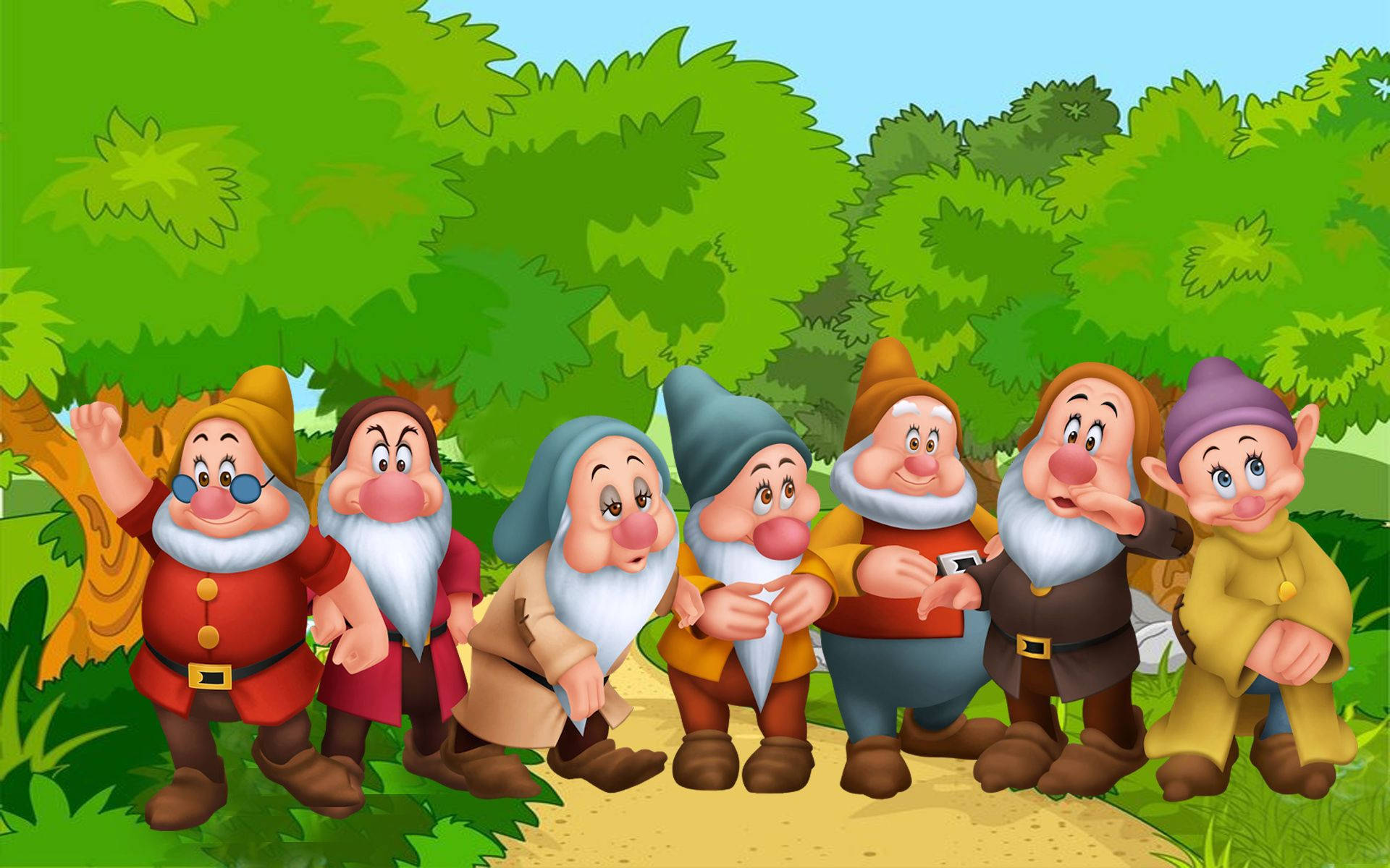 Seven Dwarfs 桌布 壁紙 — 七個快樂的卡通小矮人，留著鬍子，戴著色彩繽紛的帽子，一起站在充滿活力的綠色森林空地上。