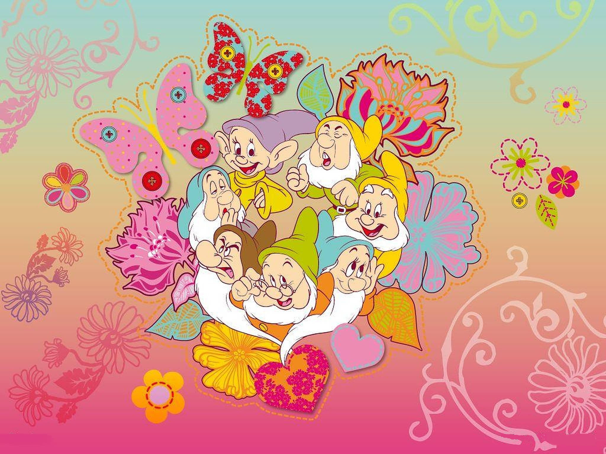 Seven Dwarfs 桌布 壁紙 — 七個快樂的小矮人被色彩繽紛的蝴蝶和花朵包圍在漸變背景上。