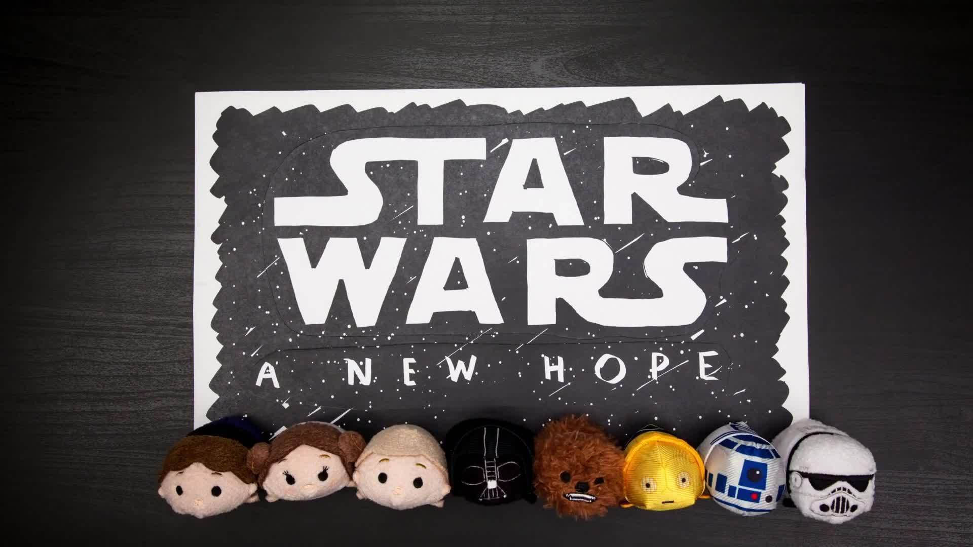 七個星戰絨毛玩具排列在一張手工海報前。 — Tsum tsum 壁紙