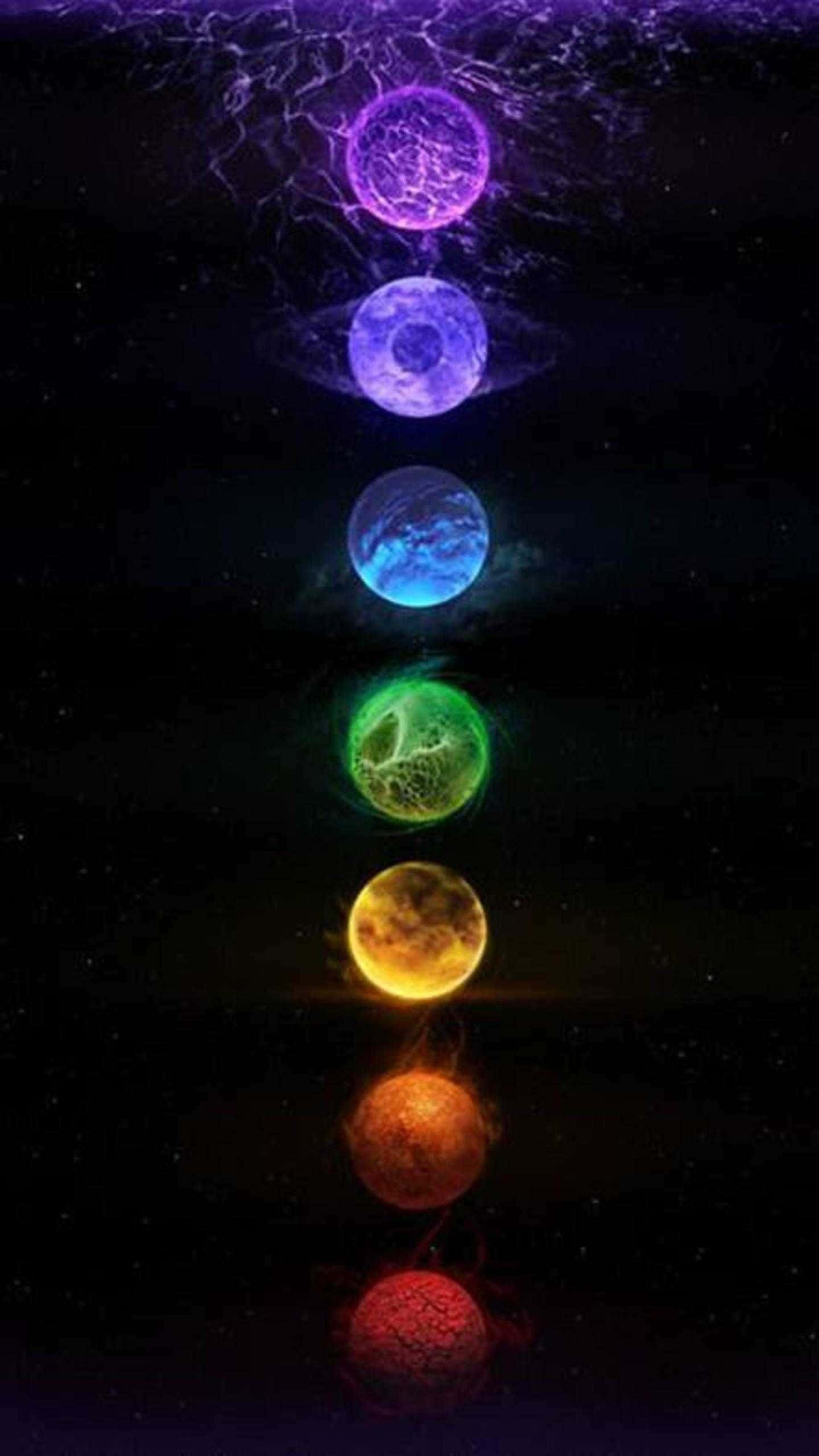 靈性動圖 桌布 壁紙 — 七個發光的彩虹色脈輪球體垂直漂浮在繁星點點的宇宙虛空中，上方有電能劈啪作響。
