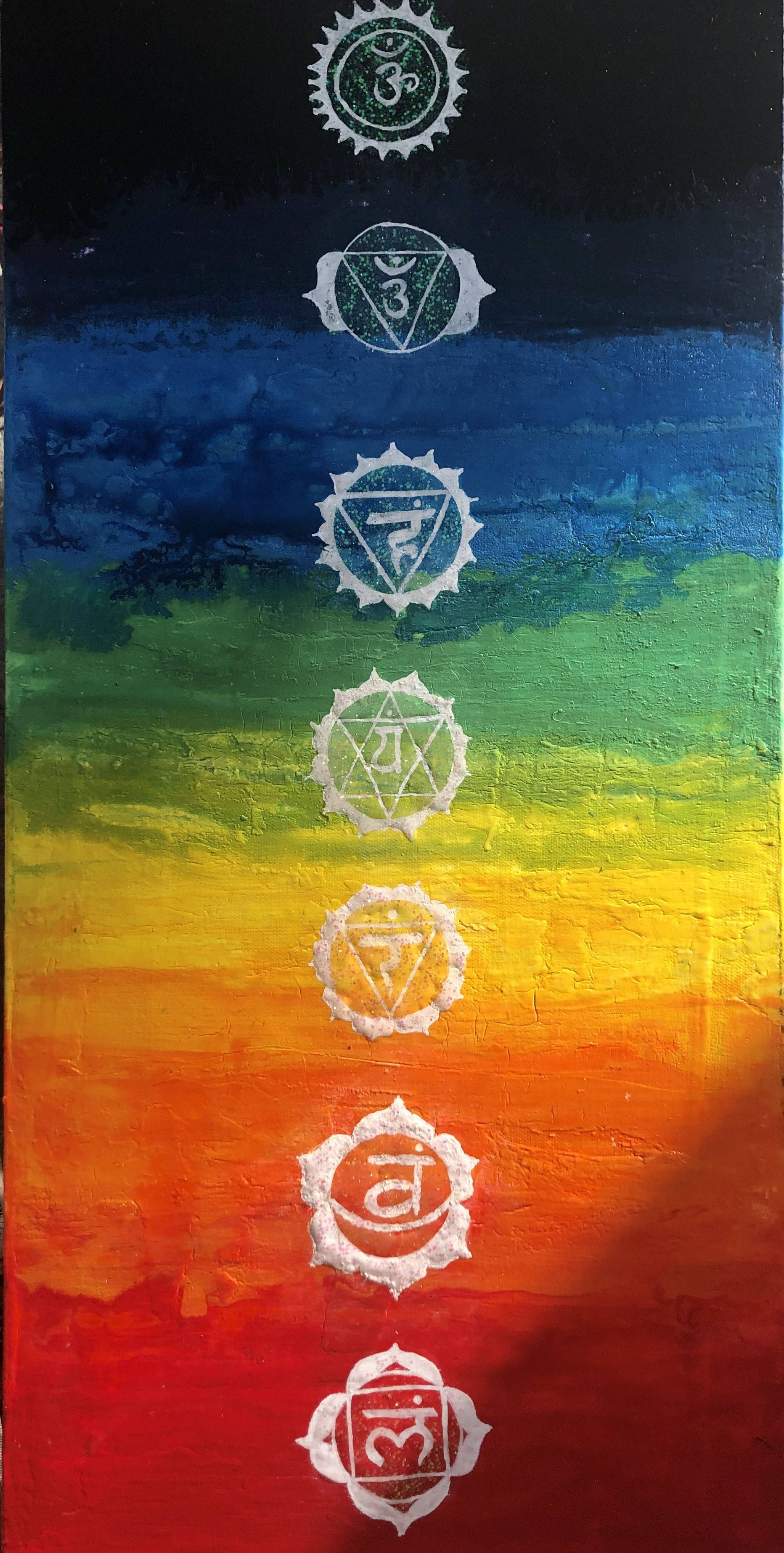 藝術 桌布 壁紙 — 七個白色脈輪符號在鮮豔的垂直彩虹漸變背景上發光，背景以可見的筆觸繪製。