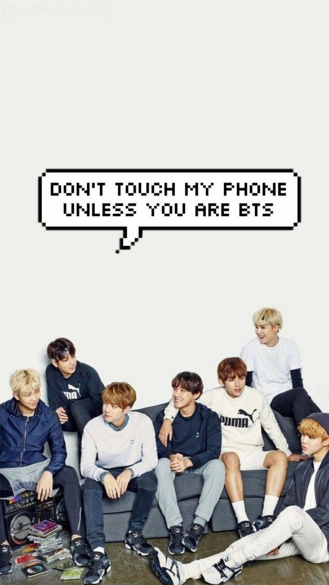 BTS 桌布 壁紙 — 七個穿著休閒服的年輕男子放鬆地坐在沙發上，旁邊有一個像素化的對話框，上面寫著 don't touch my phone unless you are bts。