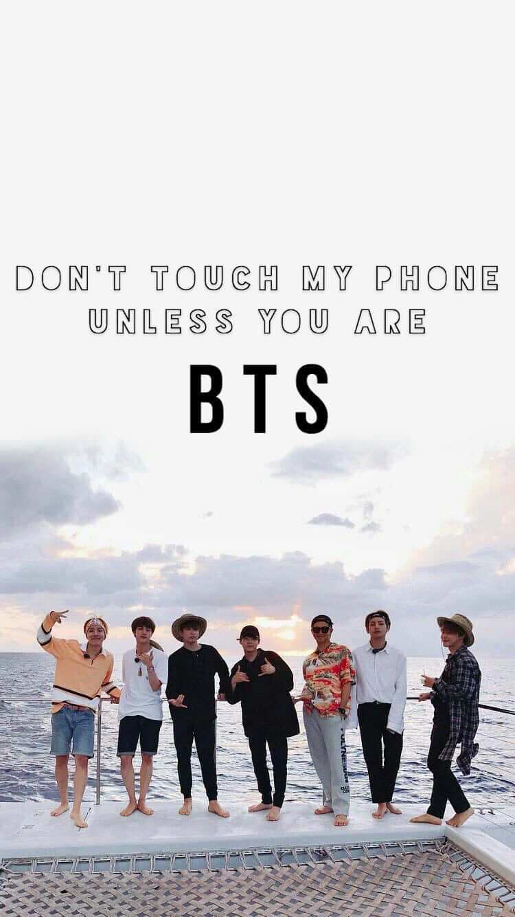 Why Are You On My Phone 桌布 壁紙 — 七個穿著休閒服的男人在日落時赤腳站在船甲板上，他們上方有文字。