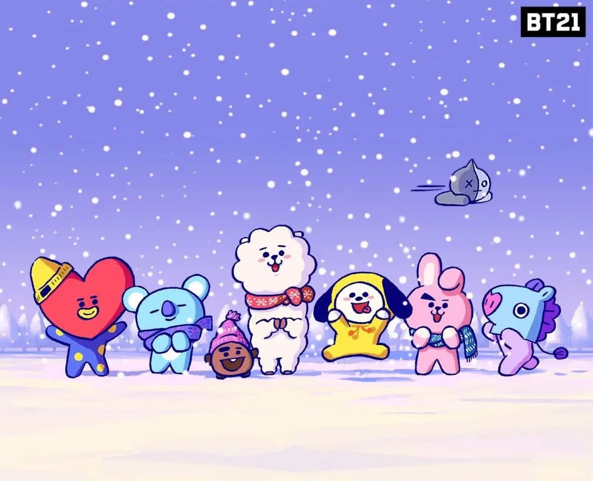 BT21 桌布 壁紙 — 七個穿著冬季裝備的BT21卡通角色在雪地裡快樂地站著，雪花飄落，天空中有一隻飛行的貓。