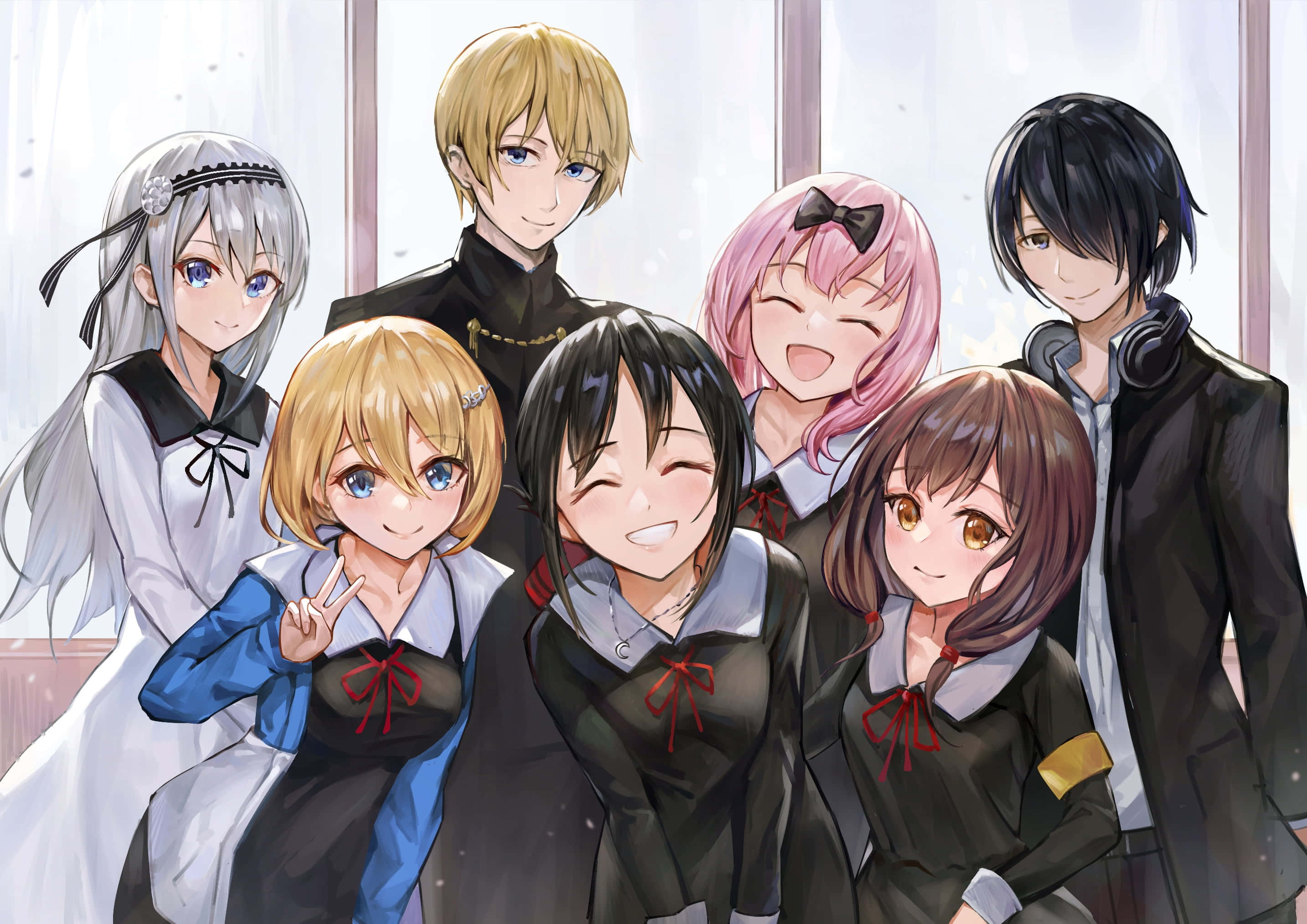 Kaguya Sama Love Is War 桌布 壁紙 — 七個穿著校服的動漫角色在室內柔和窗光下愉快地一起擺姿勢。