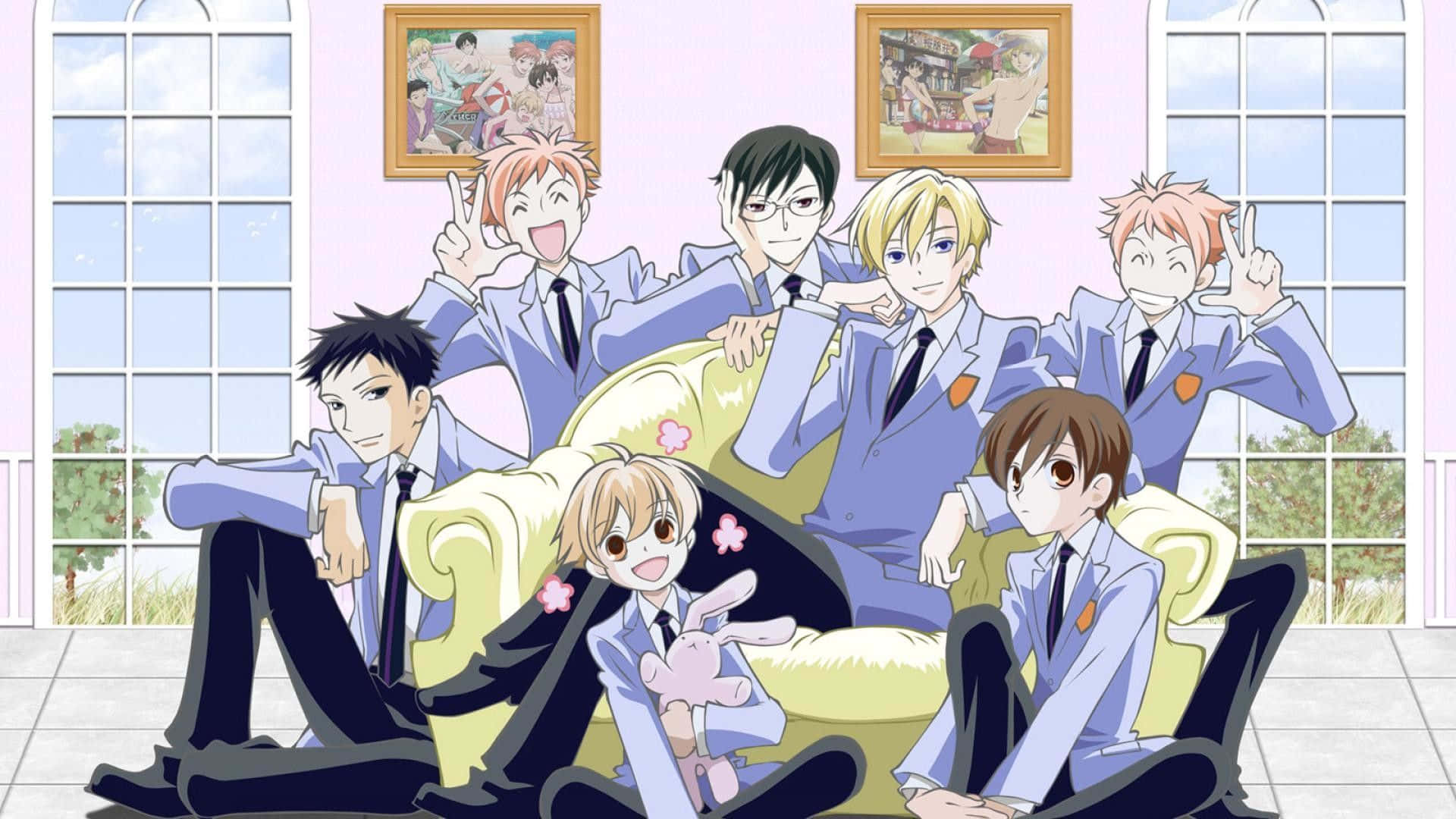 haruhi fujioka 桌布 壁紙 — 七個穿著校服的動畫男孩在一個光線充足、陽光普照、有大窗戶的房間裡，愉快地在一張黃色沙發上擺姿勢。