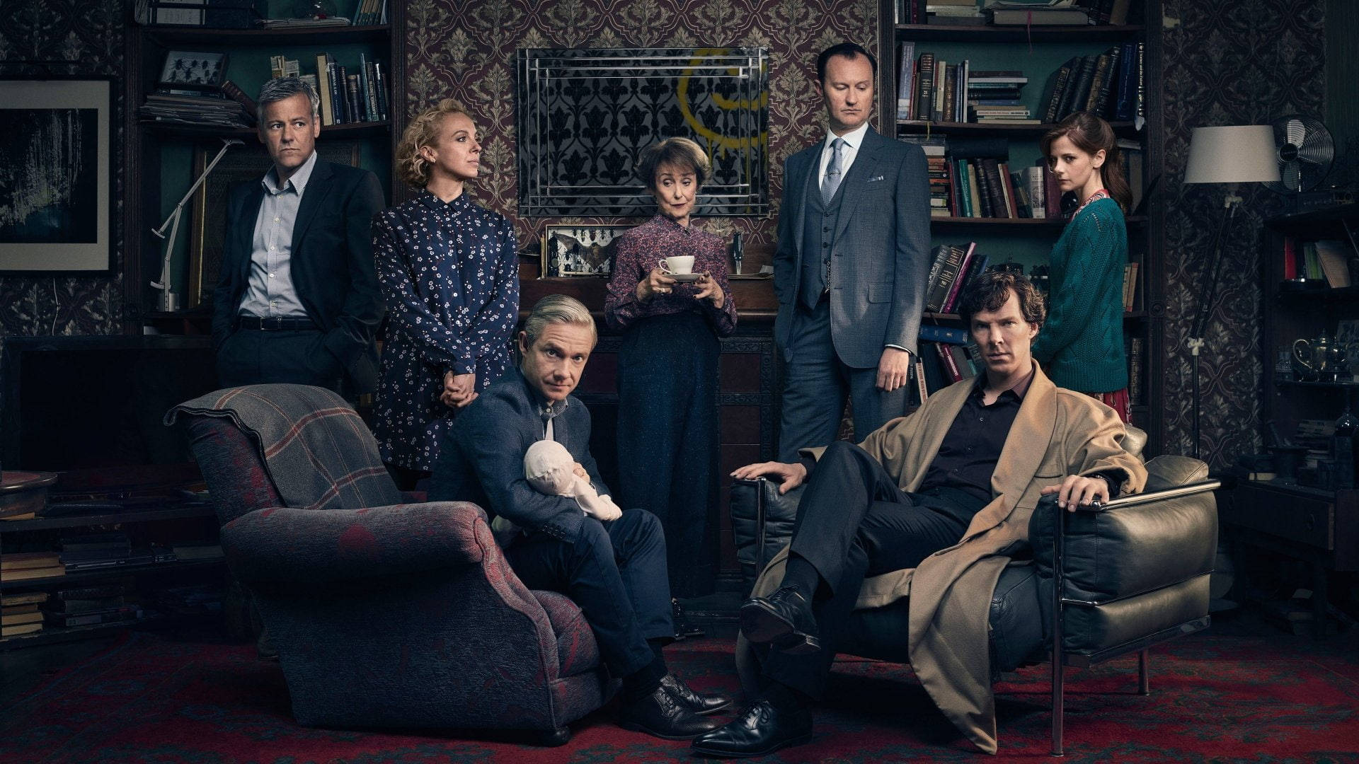 Sherlock 桌布 壁紙 — 七個穿著正式的人在一間燈光昏暗、書架林立的書房裡擺姿勢，房間裡有華麗的壁紙和復古家具。