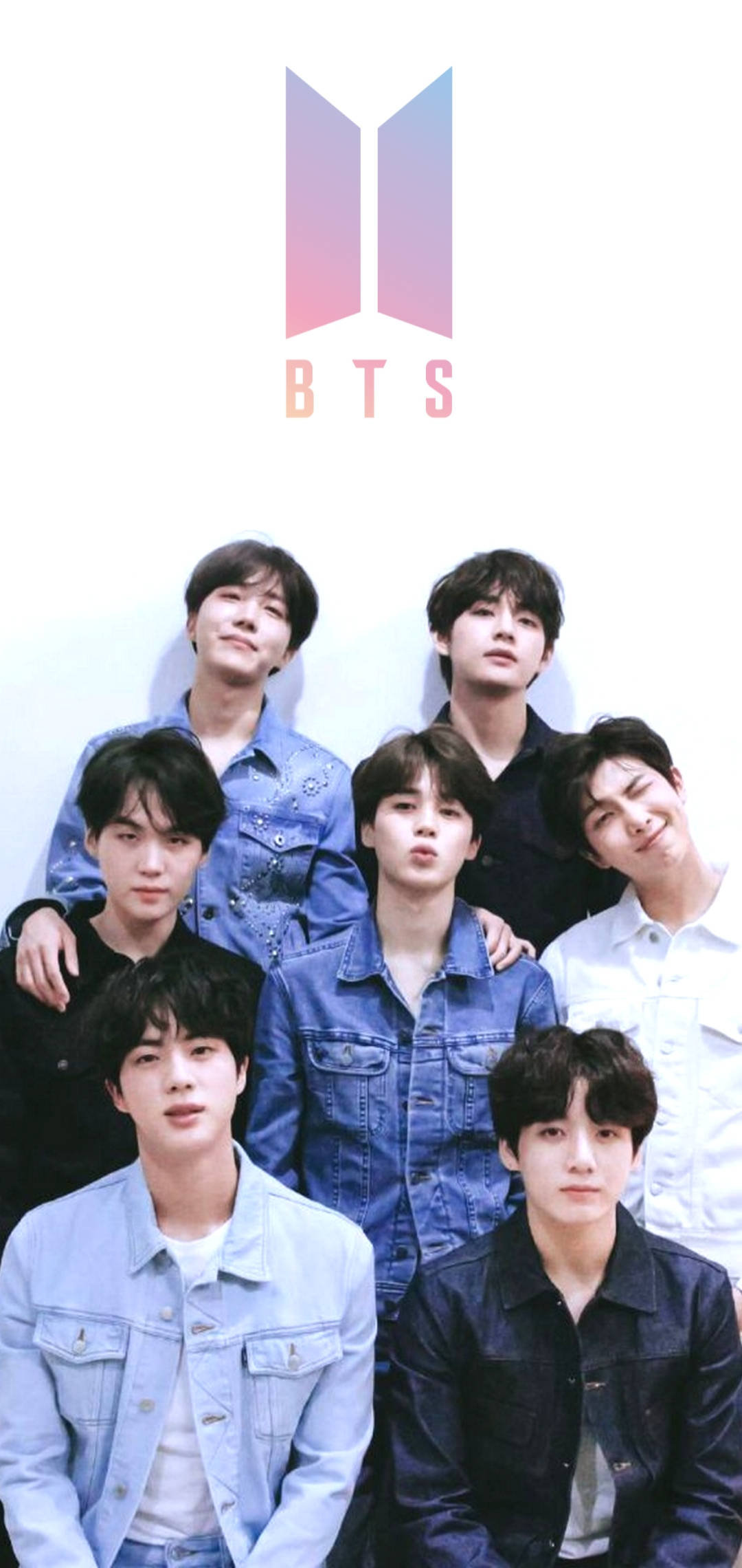 BTS 鎖定螢幕 桌布 壁紙 — 七個穿著牛仔外套的年輕男子在純白色背景上，於漸變BTS標誌下一同擺姿勢。