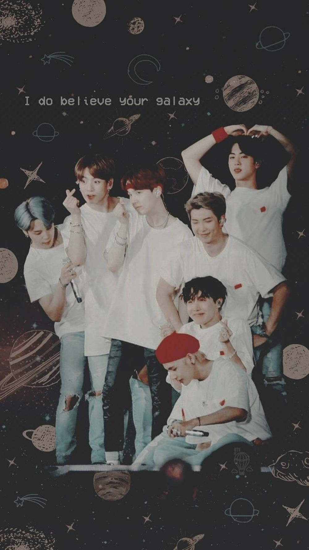 BTS 桌布 壁紙 — 七個穿著白襯衫的年輕男子在一個充滿行星、星星和「I do believe your galaxy」字句的宇宙背景下俏皮地擺姿勢。