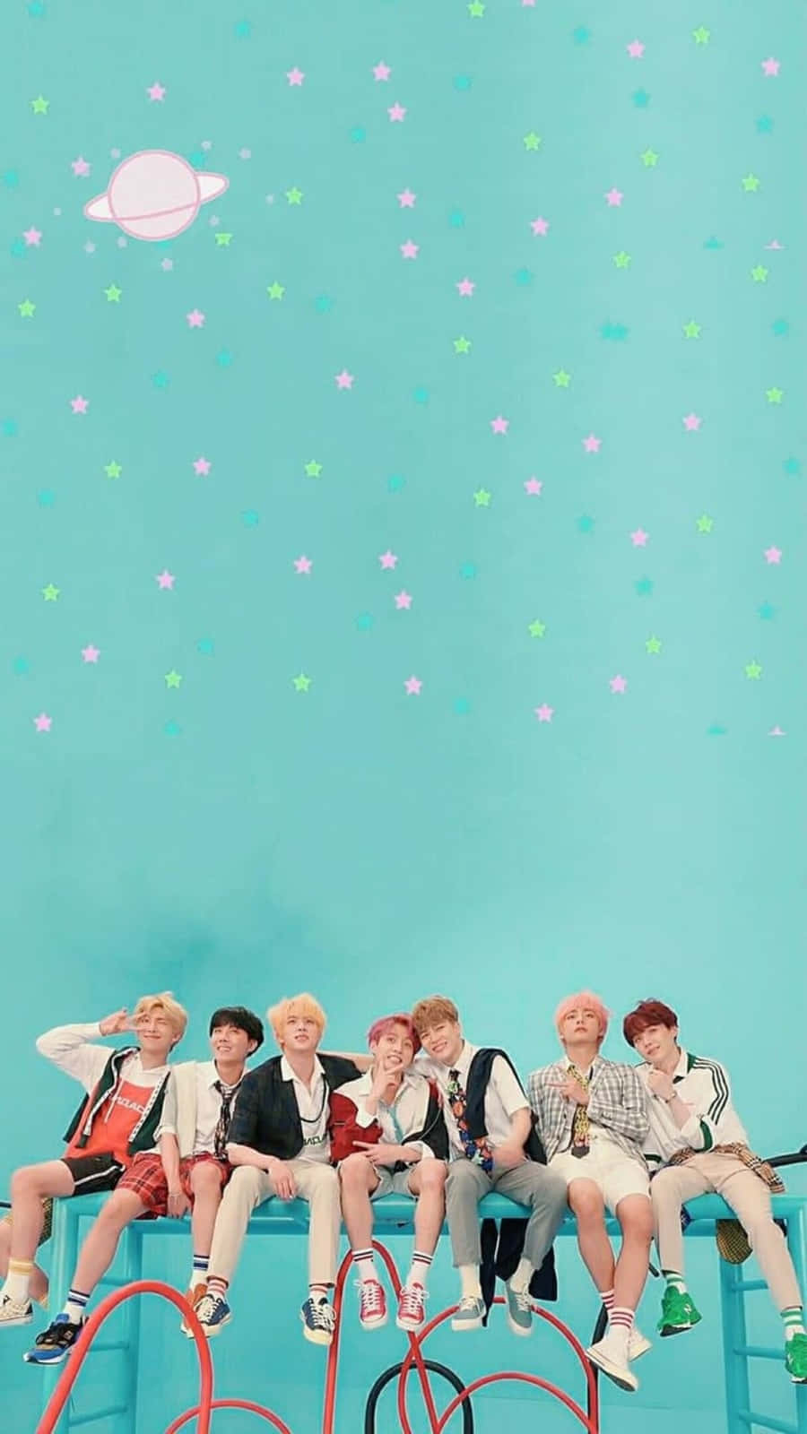 Bts Love Yourself 桌布 壁紙 — 七個穿著色彩繽紛服裝的年輕男子，隨意地坐在一張紅色長椅上，背景是飾有星星和粉紅色星球的青綠色牆壁。
