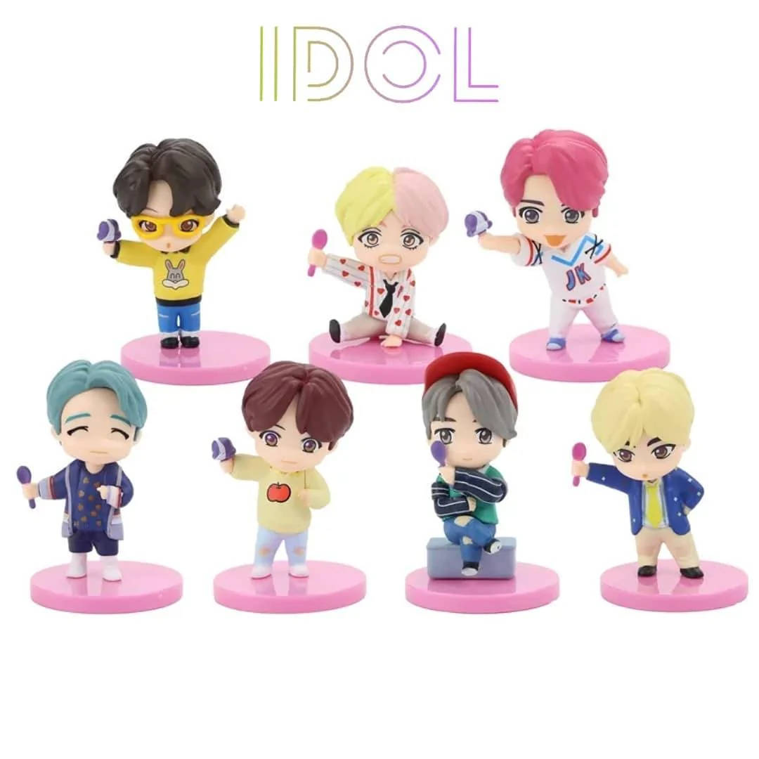 BTS 桌布 壁紙 — 七個色彩繽紛服裝的Q版偶像公仔在白色背景的粉紅色底座上動態擺姿勢。