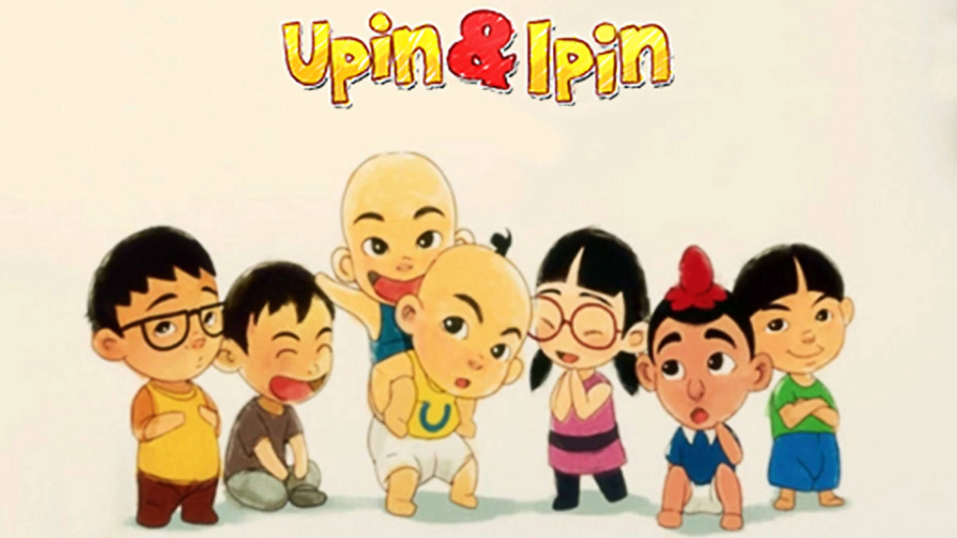 Malaysia 桌布 壁紙 — 七個表情和服裝各異的動畫兒童一起站在「Upin & Ipin」標題下。