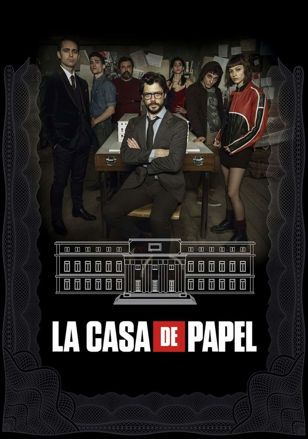 Money Heist Mask 桌布 壁紙 — 七個角色在一個昏暗的房間裡，有一張桌子和建築物輪廓，位於標題 La Casa de Papel 下方。