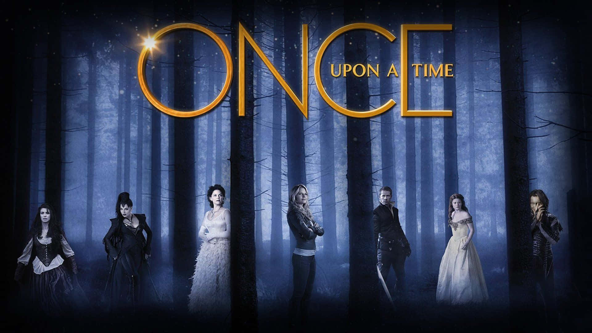 Once Upon A Time 桌布 壁紙 — 七個角色站在迷霧黑暗的森林中，上方有發光的金色標題文字。