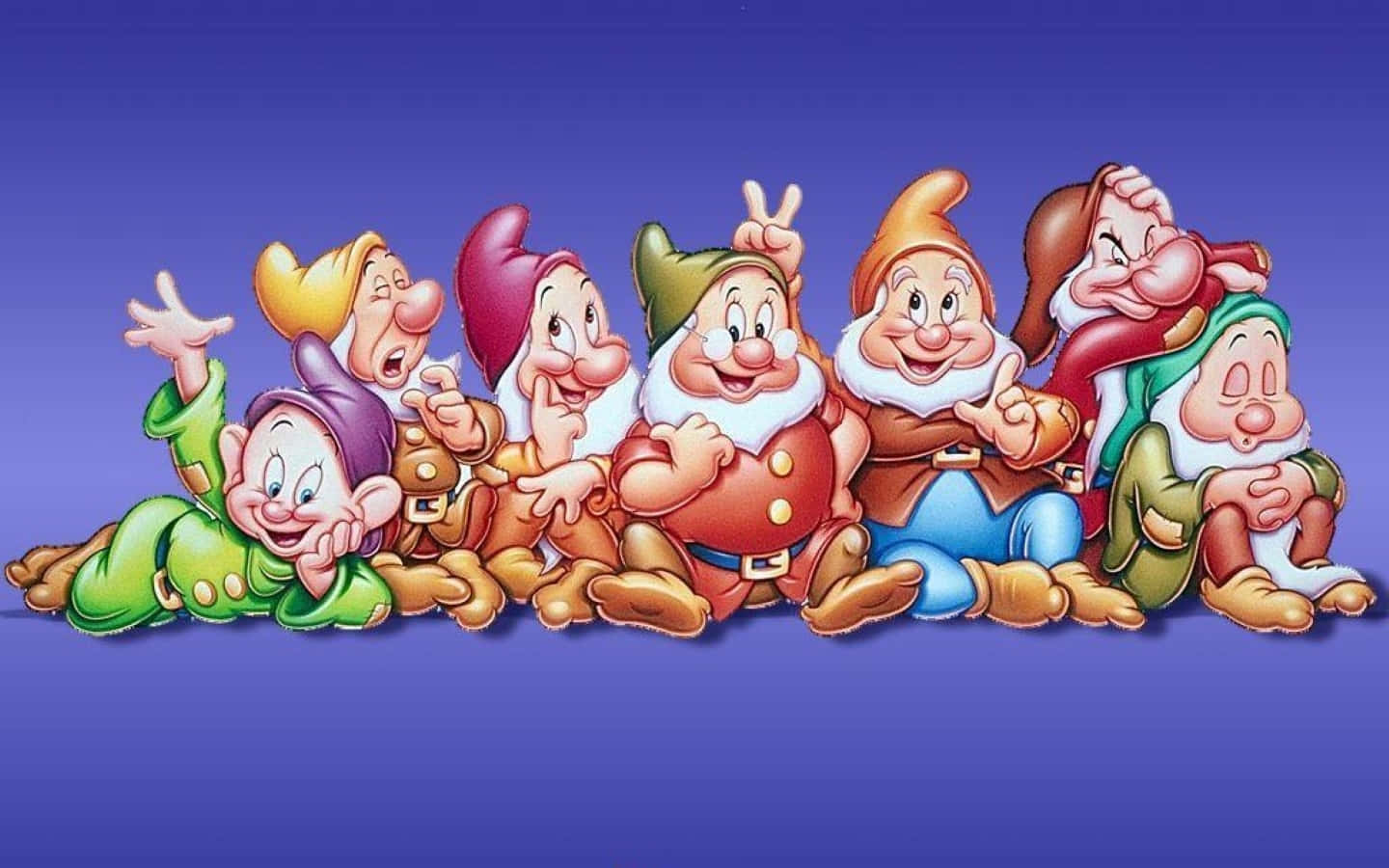 Vintage Cartoon Aesthetic 桌布 壁紙 — 七個身穿色彩繽紛服裝的快樂迪士尼小矮人，在純紫色背景前頑皮地擺姿勢。
