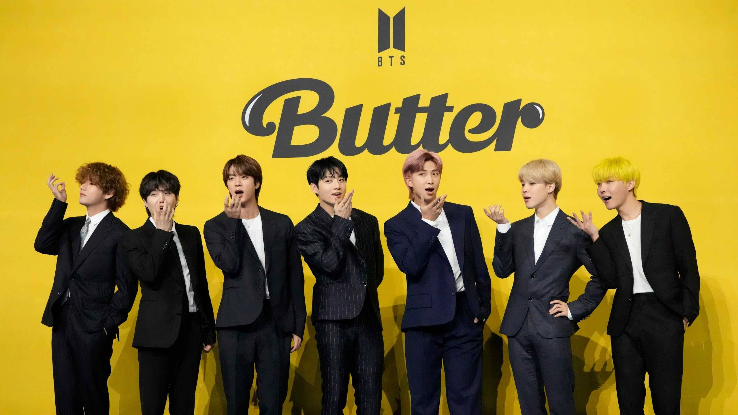 bts 2021 desktop 桌布 壁紙 — 七個身穿黑色西裝的男人在明亮的黃色牆前擺出俏皮的姿勢，牆上有 'BTS Butter' 標誌。