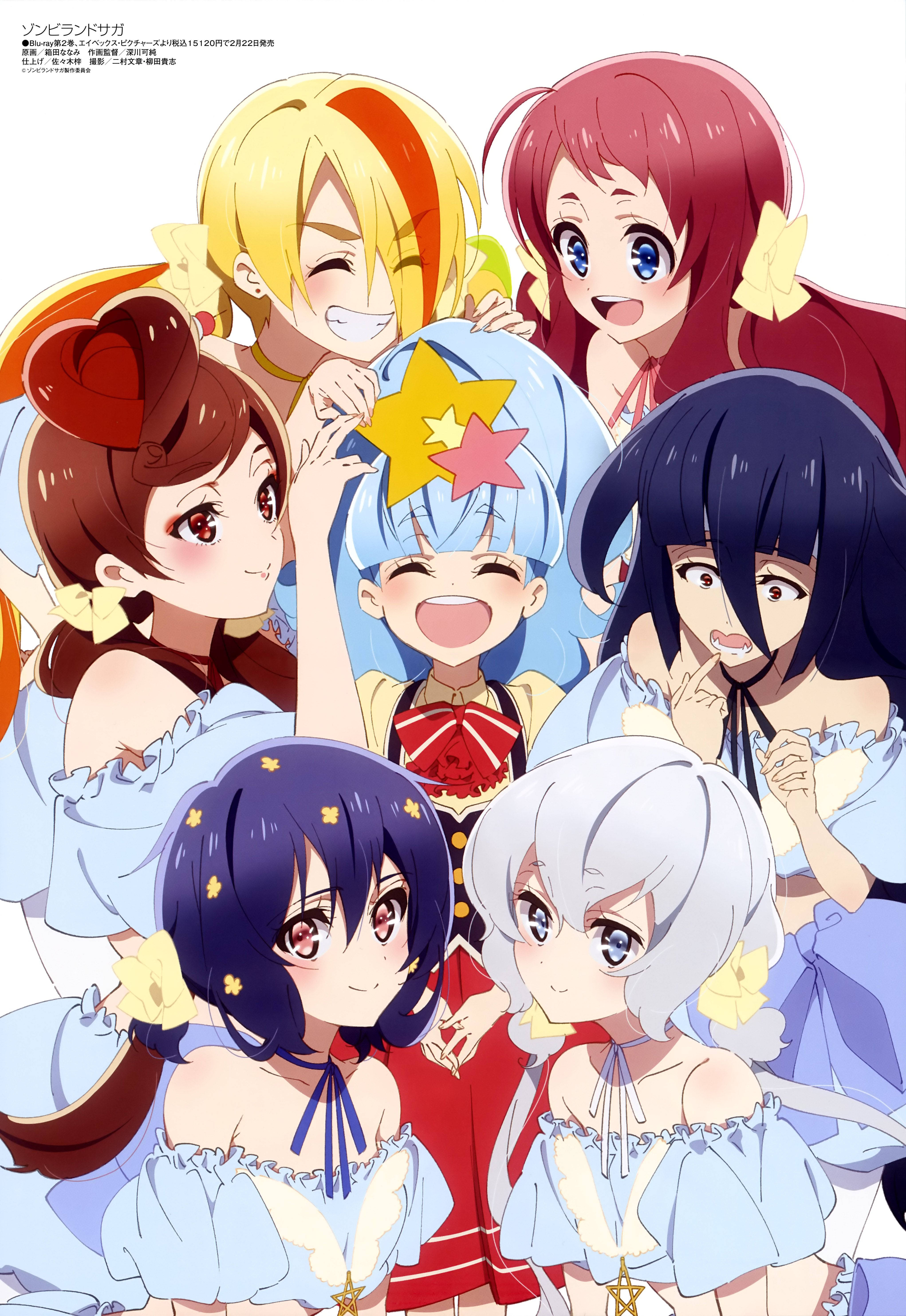 zombie land saga 桌布 壁紙 — 七個開心的動畫女孩穿著淺藍色連衣裙，繫著黃色蝴蝶結，緊密地聚在一起，在純白色背景前微笑並頑皮地擺姿勢。