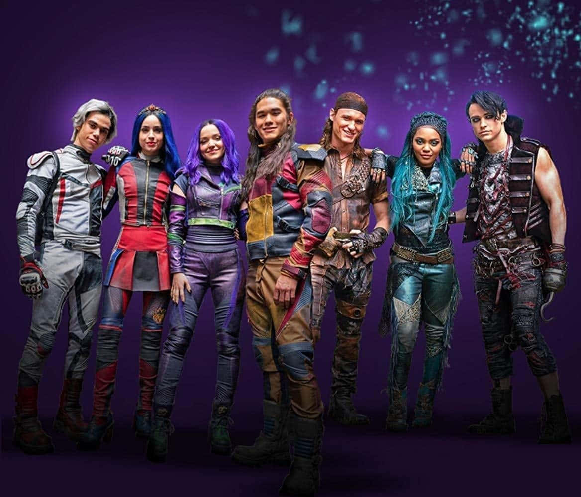 Descendants 桌布 壁紙 — 七個風格化的角色穿著色彩繽紛的未來主義服裝，在發光的紫色宇宙背景下自信地擺姿勢。