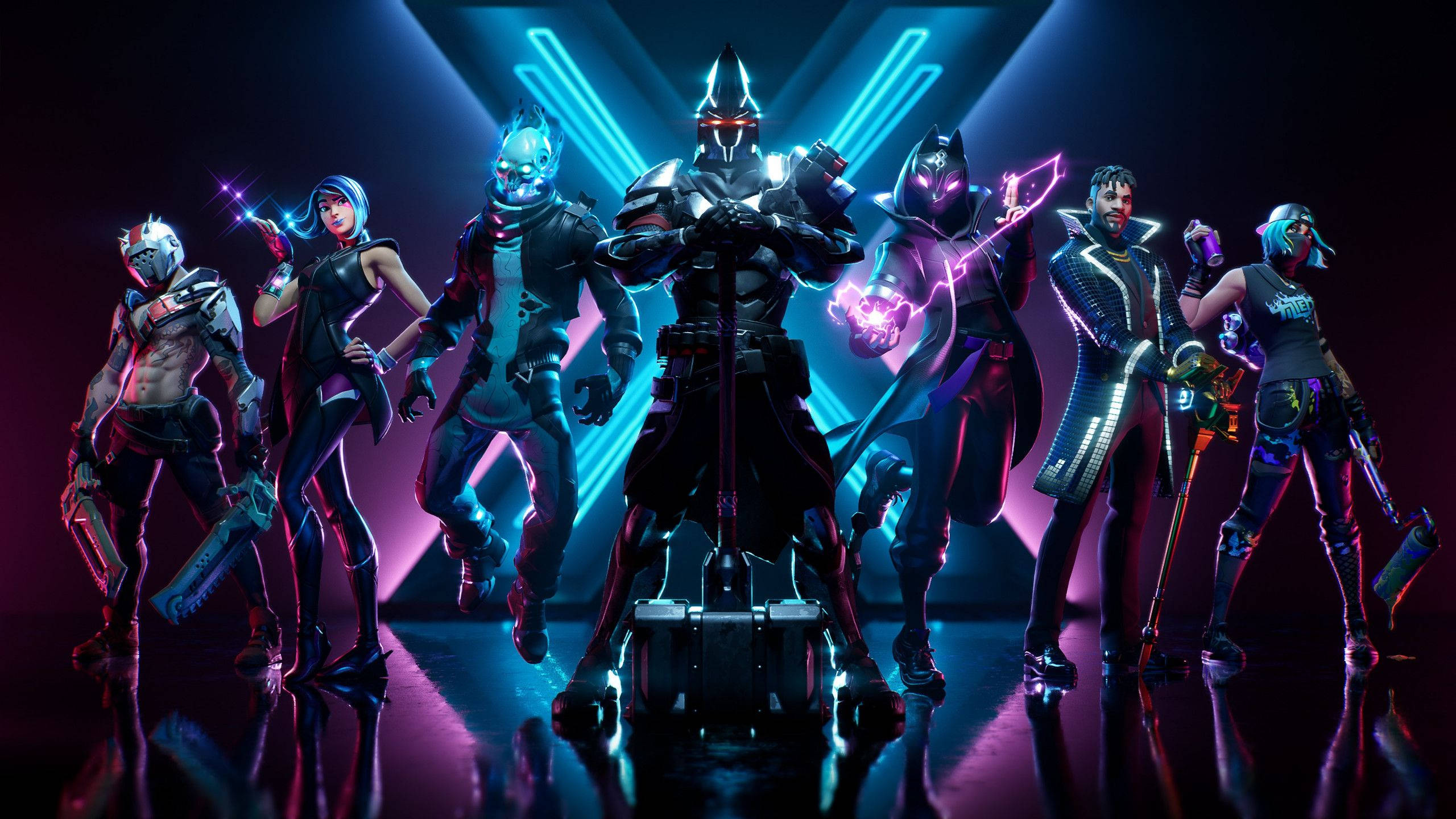 Fortnite 桌布 壁紙 — 七個風格化的電子遊戲角色穿著未來主義盔甲，在反射性舞台上自信地站在發光的霓虹燈下。