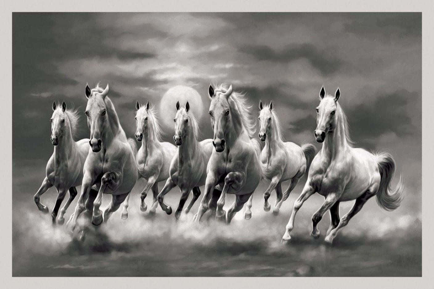 horses 桌布 壁紙 — 七匹雄偉的白馬在發光的滿月下，強而有力地奔騰穿過霧氣繚繞的雲層，構成戲劇性的黑白場景。