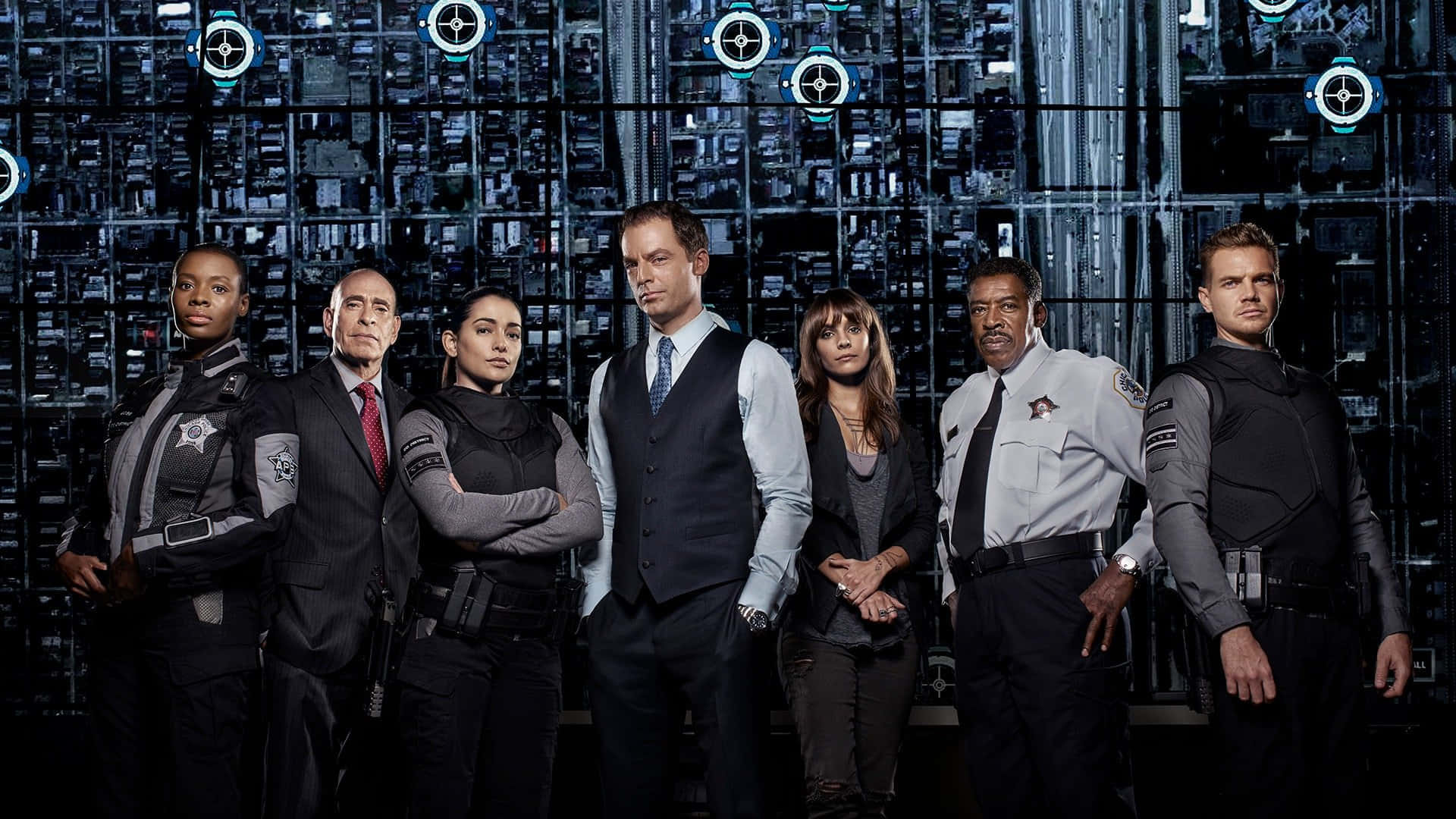 Tv Series 桌布 壁紙 — 七名嚴肅的執法人員站在一個高科技指揮中心，身後有發光的藍色全息顯示屏。