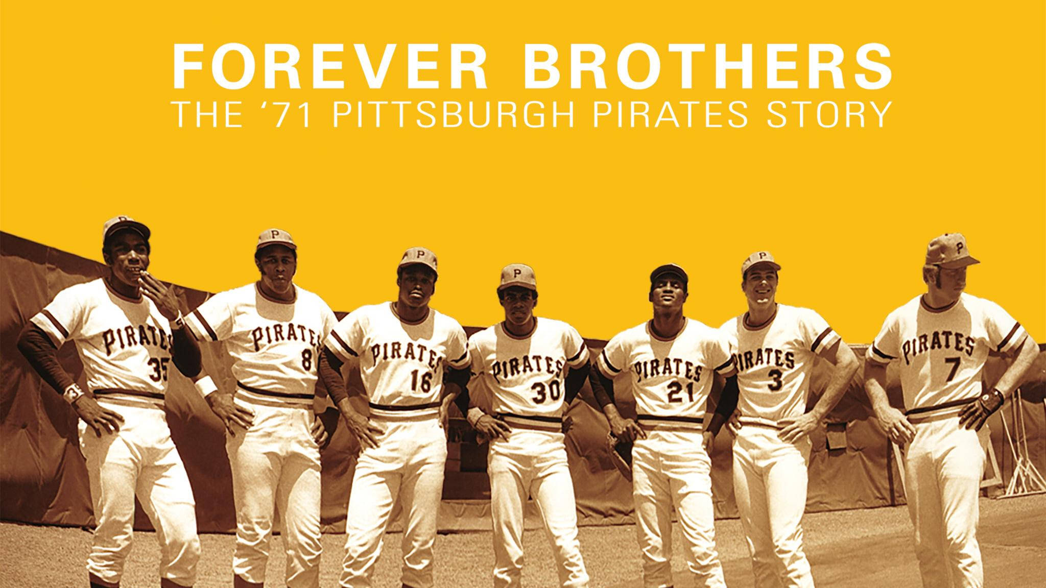 Pittsburgh Pirates 桌布 壁紙 — 七名微笑的匹茲堡海盜棒球選手穿著復古白色制服，在帶有球隊文字的醒目黃色背景前自信地擺姿勢。