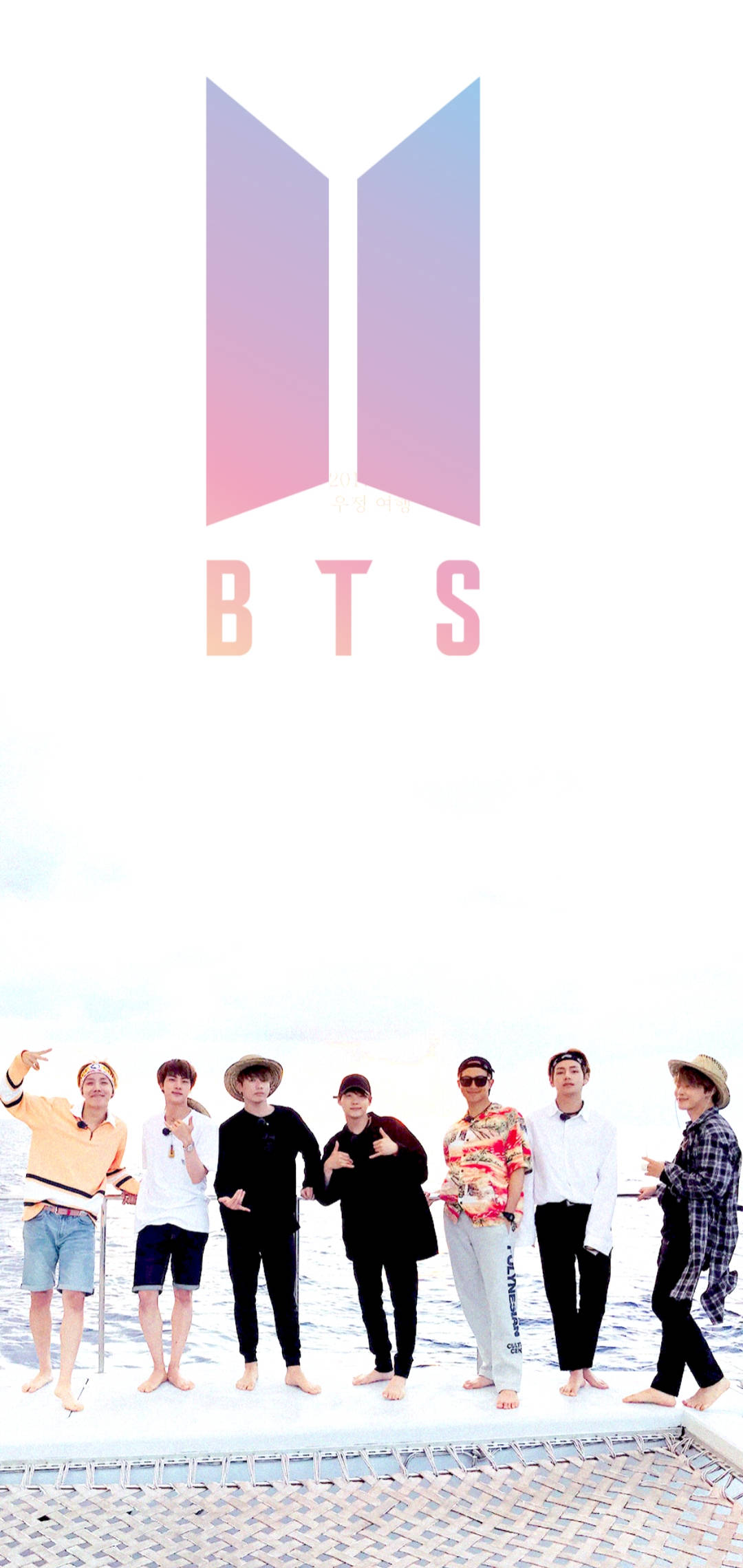 BTS 鎖定螢幕 桌布 壁紙 — 七名身穿休閒夏季服裝的男子赤腳站在白色平台上，上方是明亮的天空，帶有漸變BTS標誌。