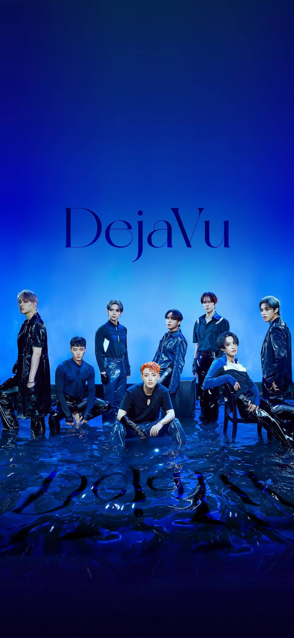 ateez 桌布 壁紙 — 七名身穿深色服裝的男子在深藍色水中擺姿勢，背景是發光的藍色，上方漂浮著 DejaVu 字樣。