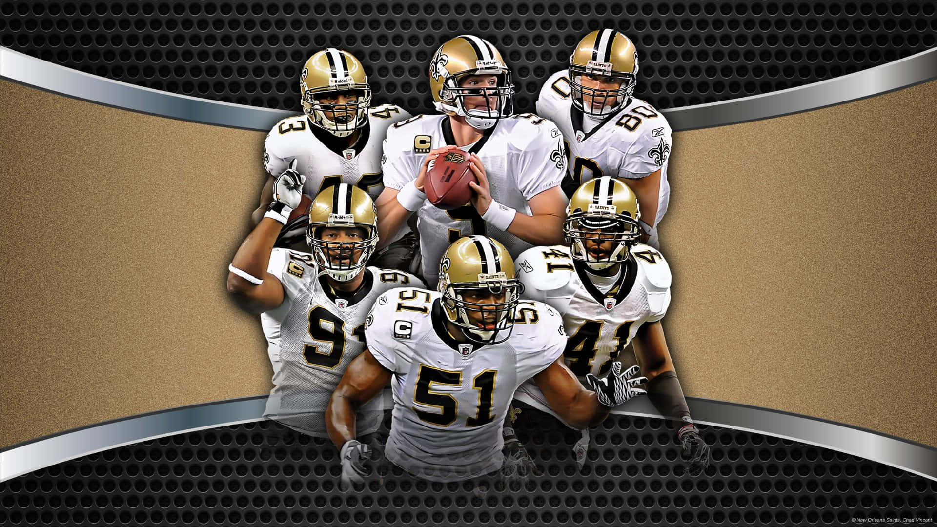 NFL Saints 桌布 壁紙 — 七名身穿白色和金色制服的新奧爾良聖徒隊美式足球員在金屬彎曲背景前動態擺姿勢。